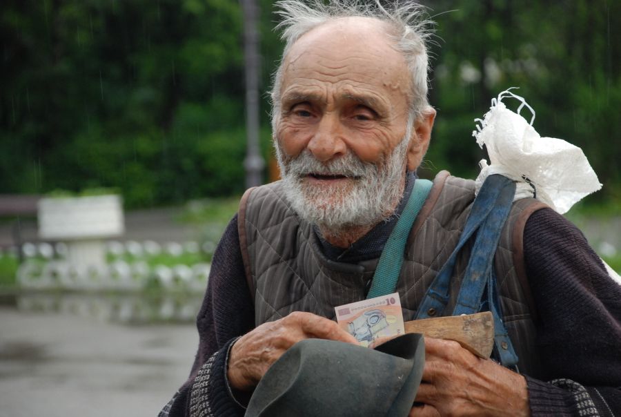 Dumnezeu ne iubește mai mult atunci cînd nu mai trebuim nimănui