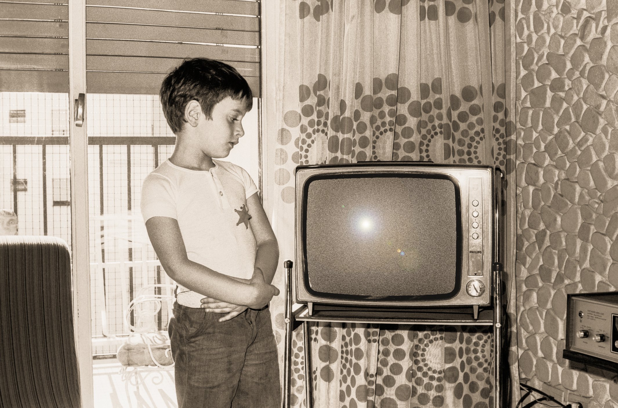 Телевизор сиди дома. Ламповый телевизор сигнал 2. Мальчик у телевизора. Мальчик старый телевизор. Транзисторный телевизор.